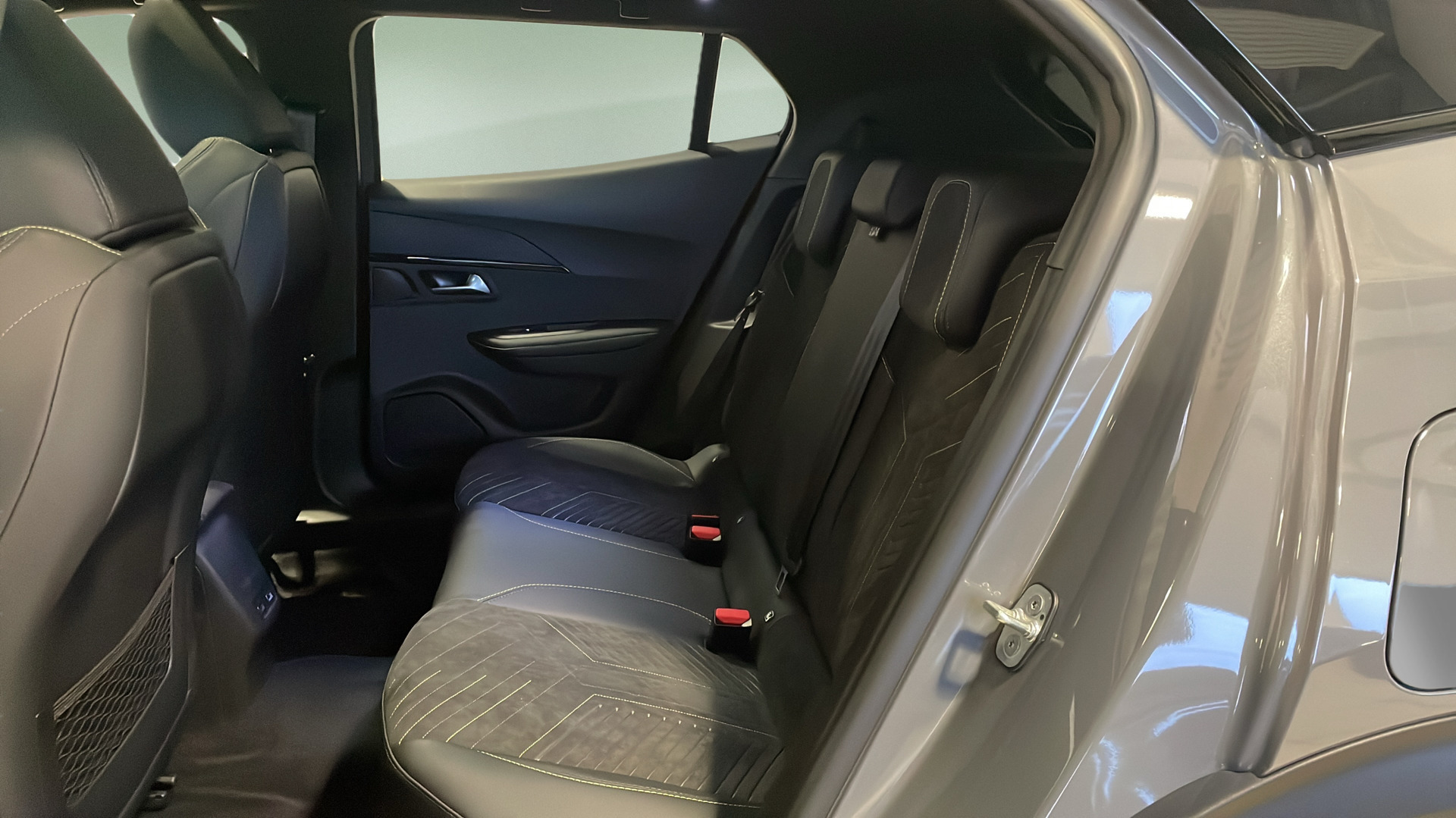 Grå Peugeot e-2008 fra 2025