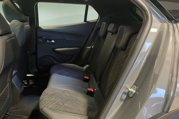 Grå Peugeot e-2008 fra 2025