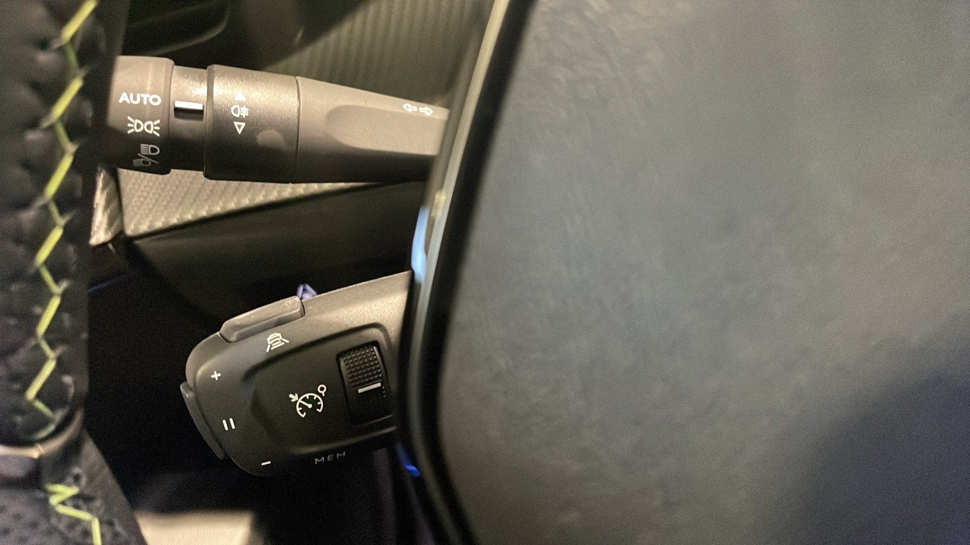 Grå Peugeot e-2008 fra 2025
