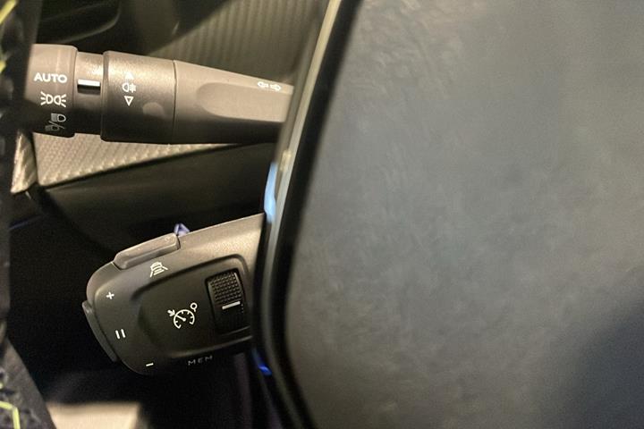 Grå Peugeot e-2008 fra 2025