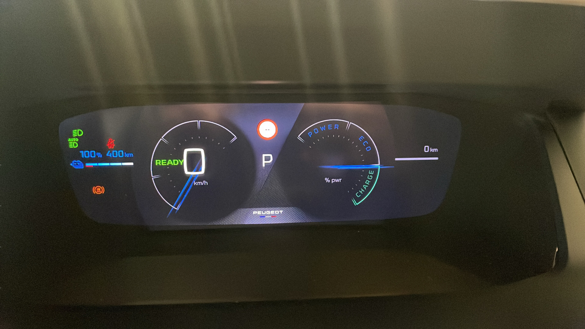 Grå Peugeot e-2008 fra 2025