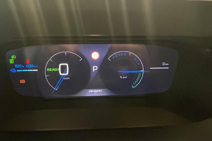 Grå Peugeot e-2008 fra 2025