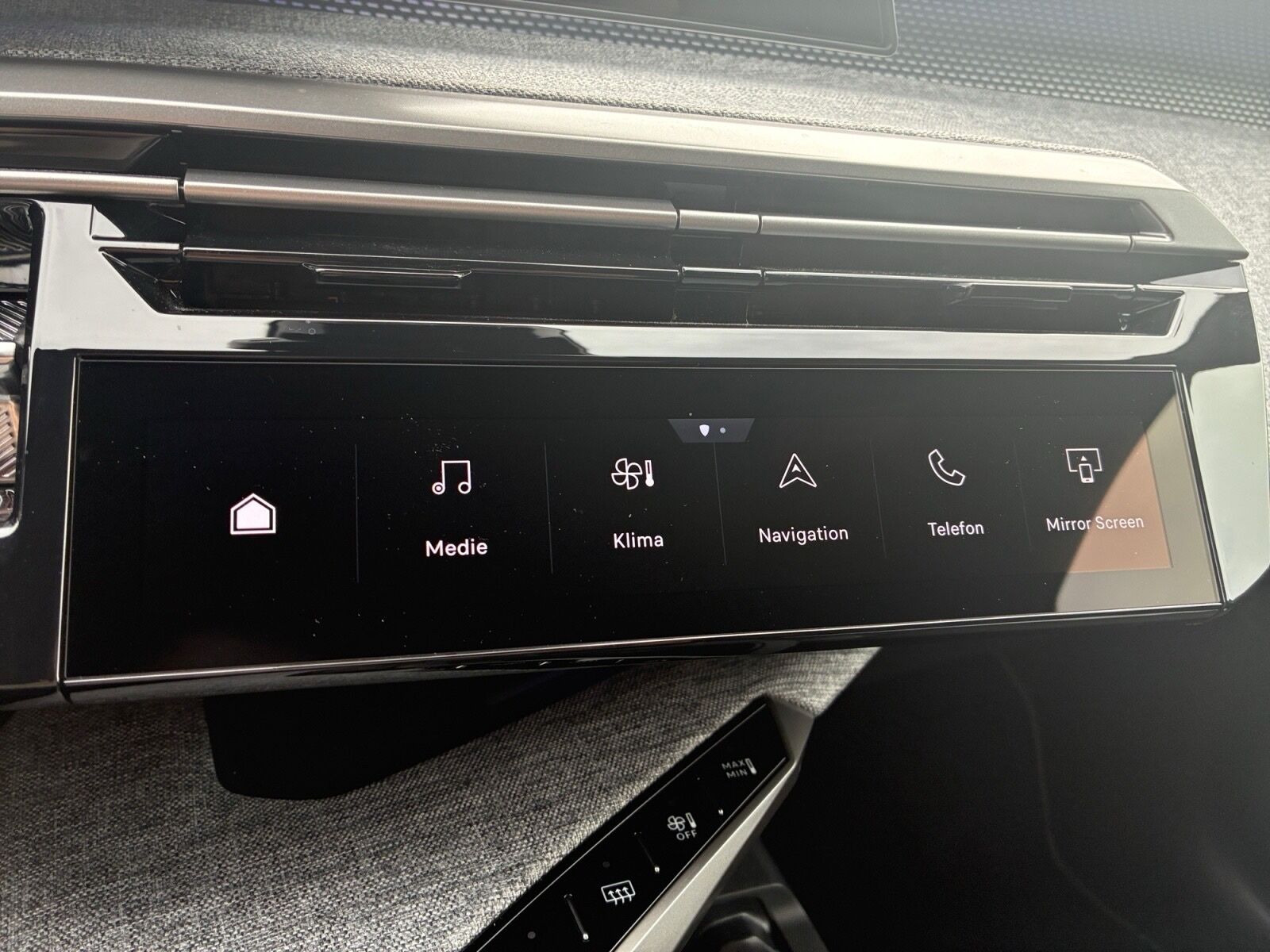 Grå Peugeot e-3008 fra 2025