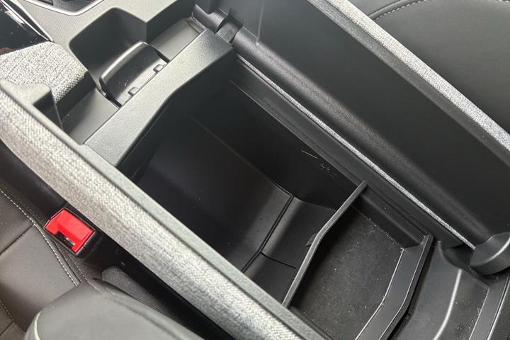 Grå Peugeot e-3008 fra 2025