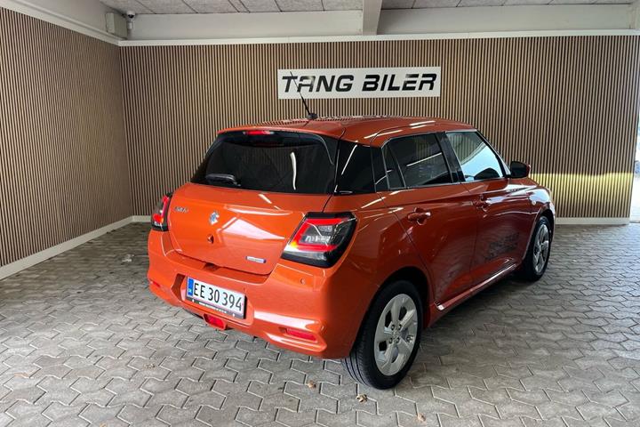 Orange Suzuki Swift fra 2024
