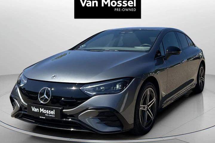 Grå Mercedes EQE 350 fra 2025 set udefra