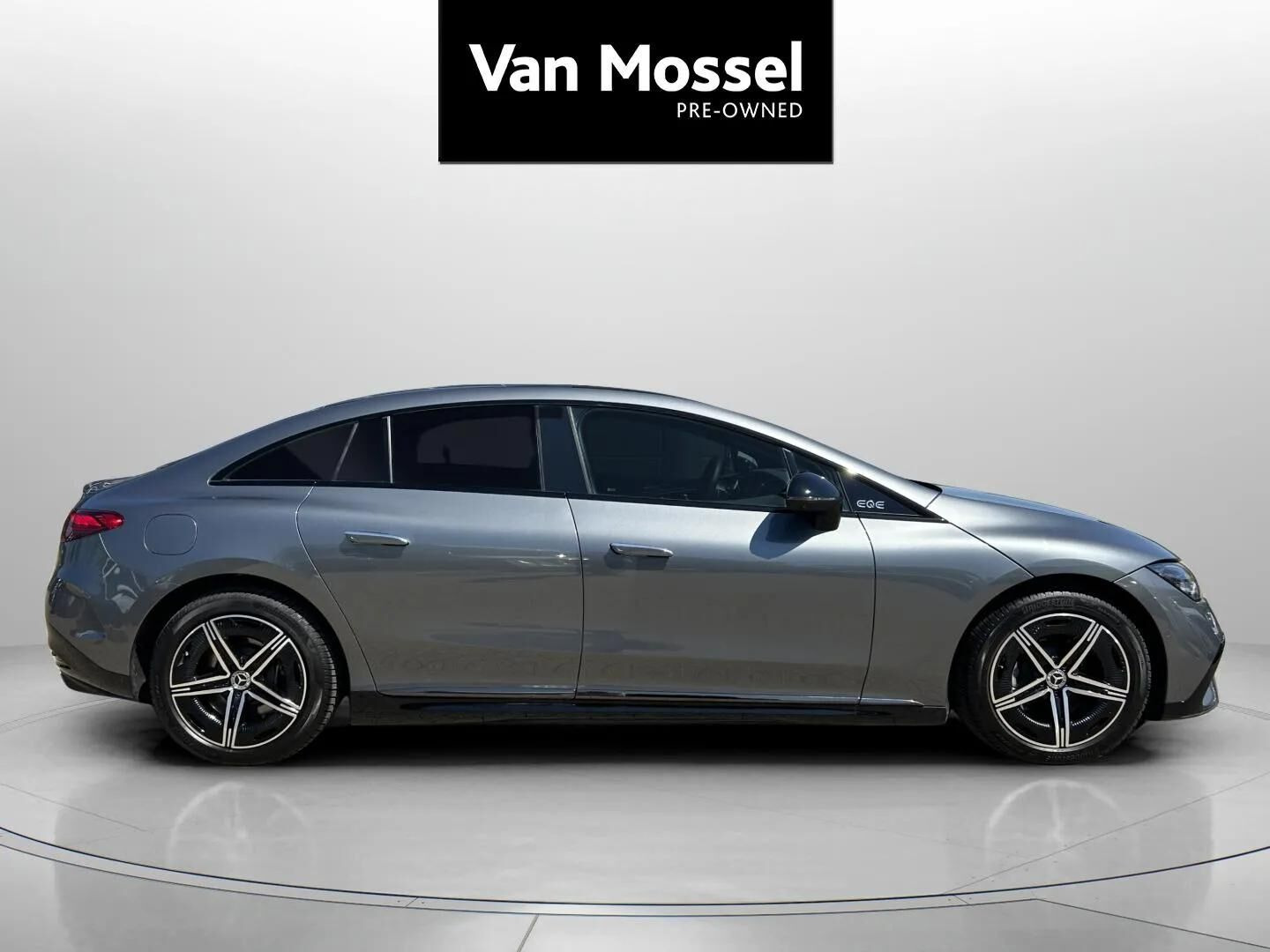 Grå Mercedes EQE 350 fra 2025