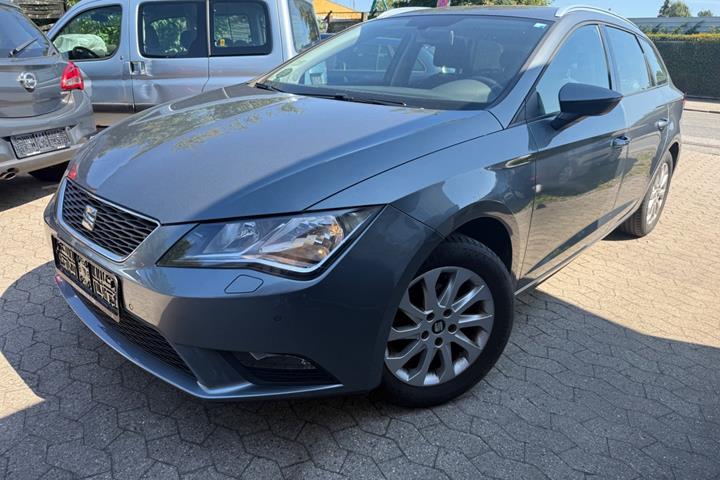 Grå Seat Leon fra 2015 set udefra