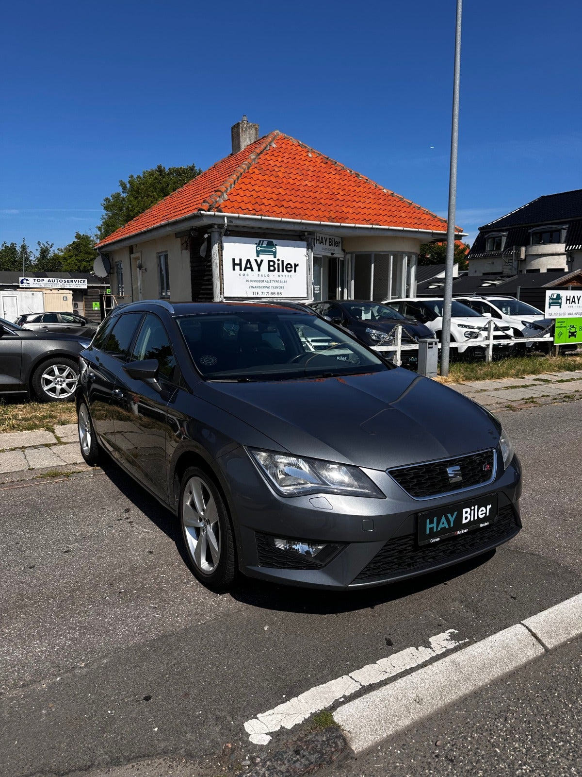 Grå Seat Leon fra 2015 set udefra