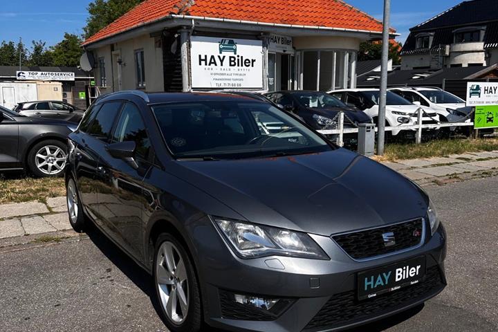 Grå Seat Leon fra 2015 set udefra