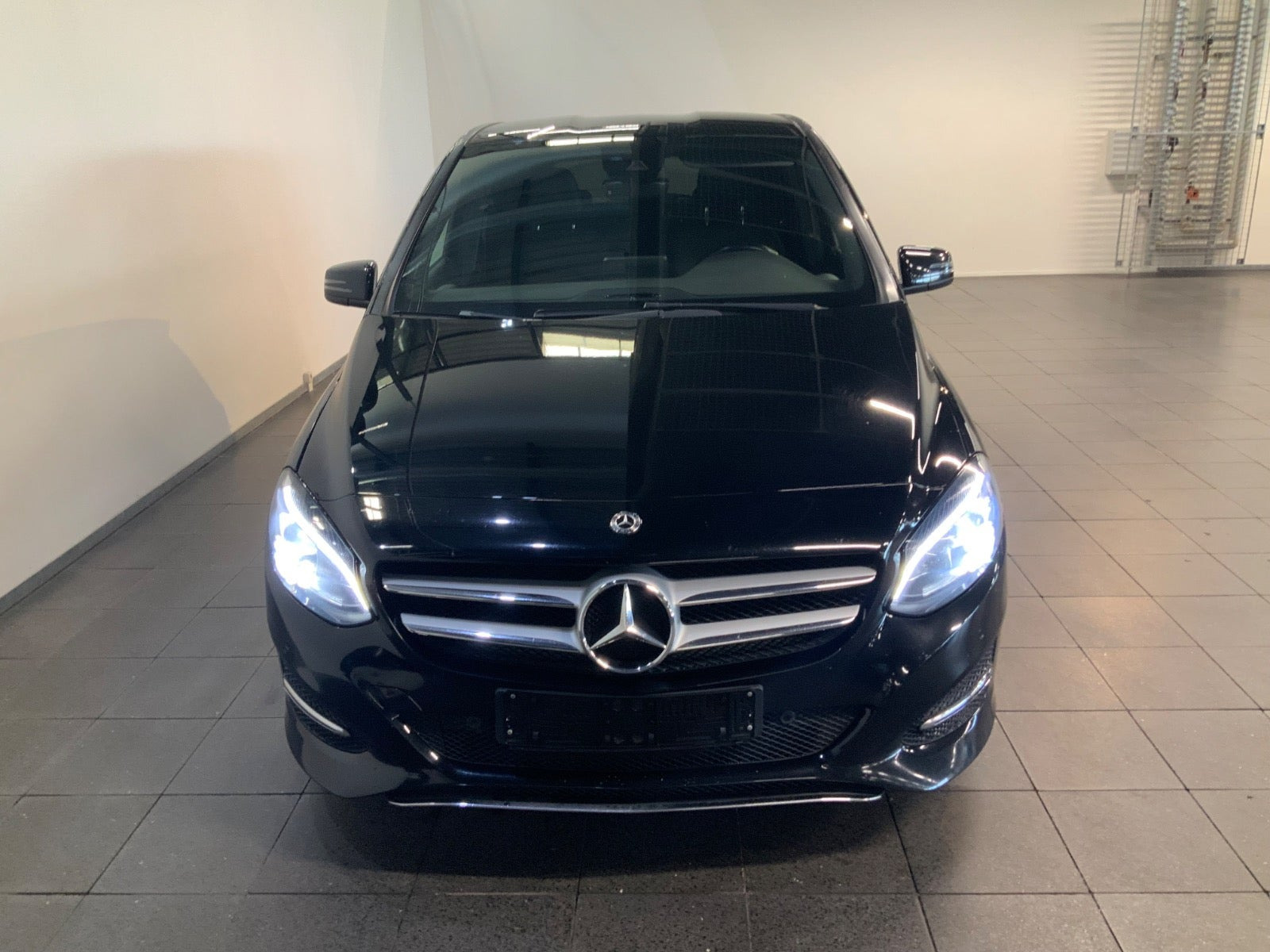 Sort Mercedes B200 d fra 2017