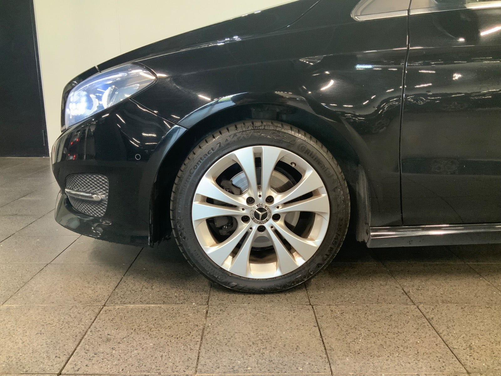Sort Mercedes B200 d fra 2017