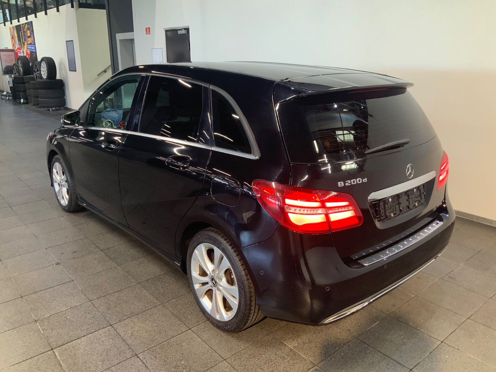 Sort Mercedes B200 d fra 2017