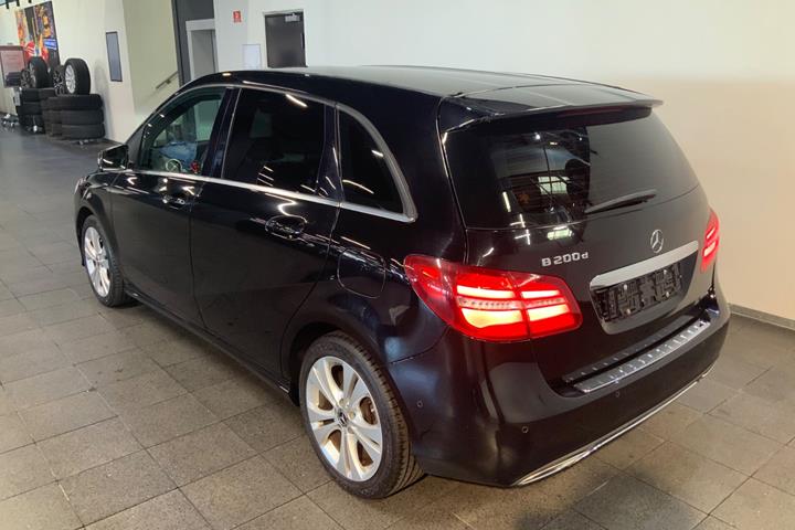 Sort Mercedes B200 d fra 2017