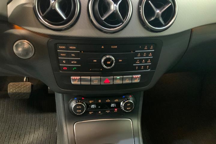 Sort Mercedes B200 d fra 2017
