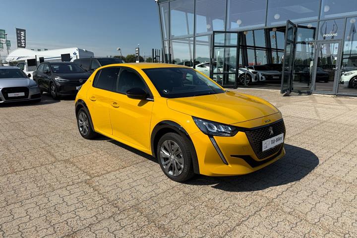 Gul Peugeot e-208 fra 2023 set udefra