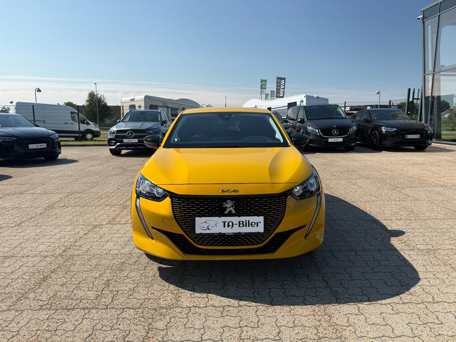Gul Peugeot e-208 fra 2023