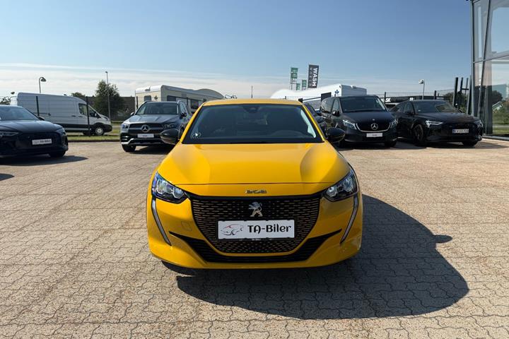 Gul Peugeot e-208 fra 2023