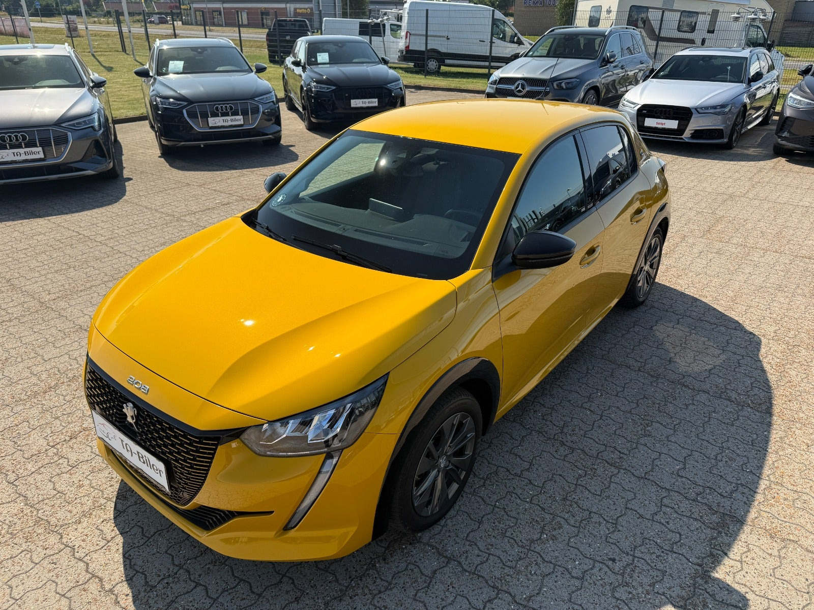 Gul Peugeot e-208 fra 2023