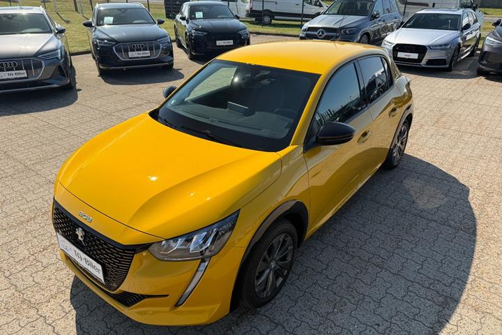 Gul Peugeot e-208 fra 2023