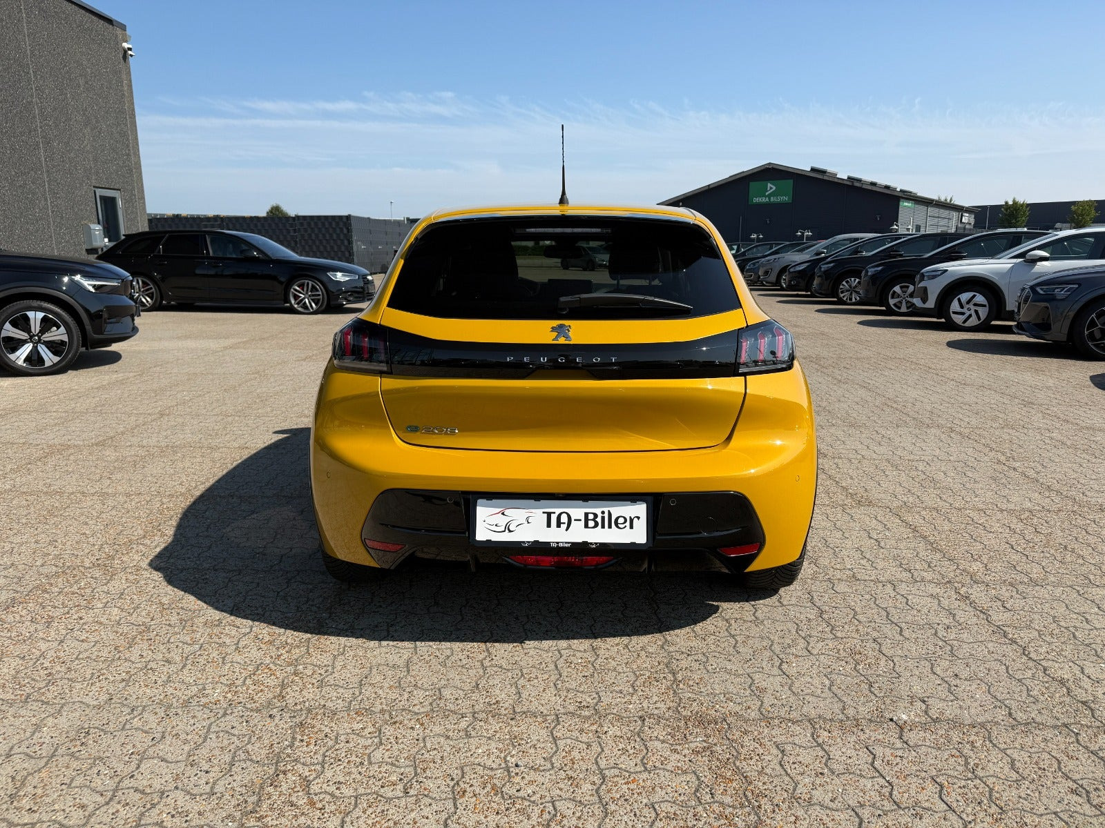 Gul Peugeot e-208 fra 2023