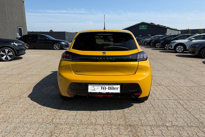 Gul Peugeot e-208 fra 2023