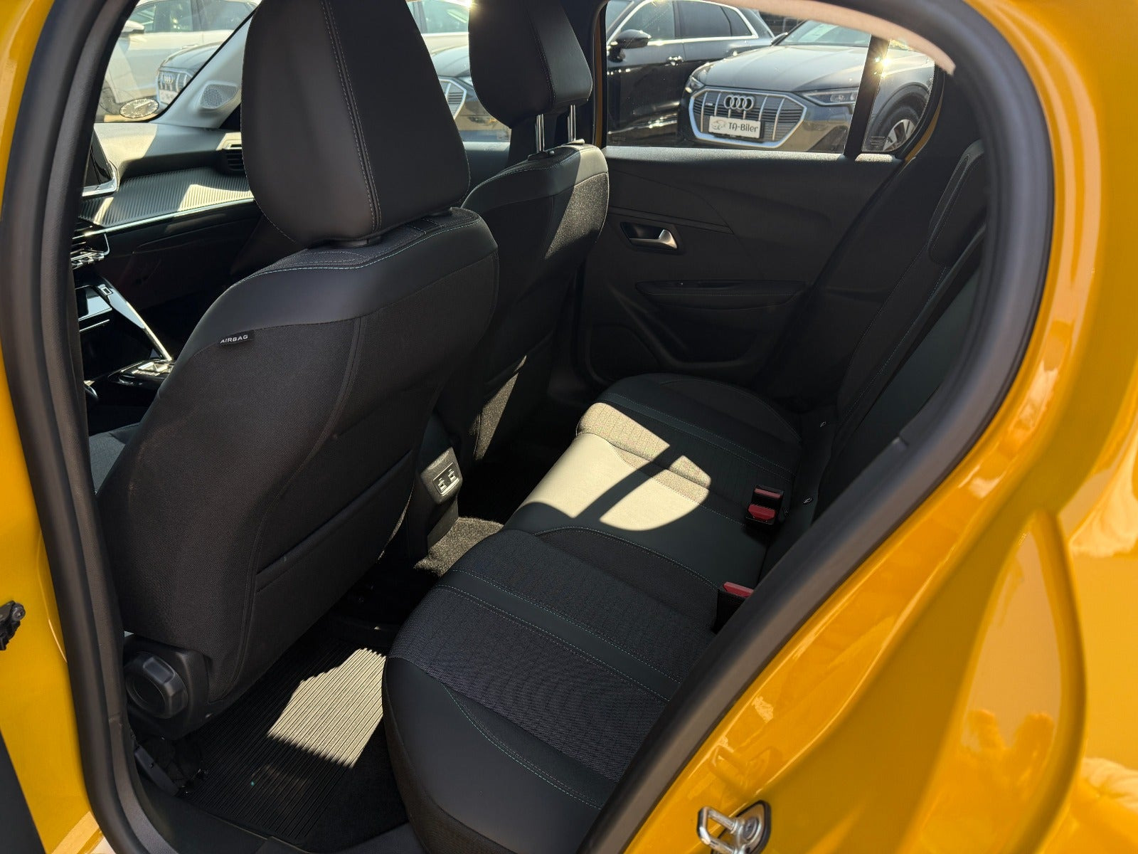 Gul Peugeot e-208 fra 2023