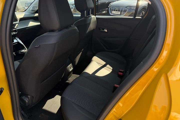 Gul Peugeot e-208 fra 2023
