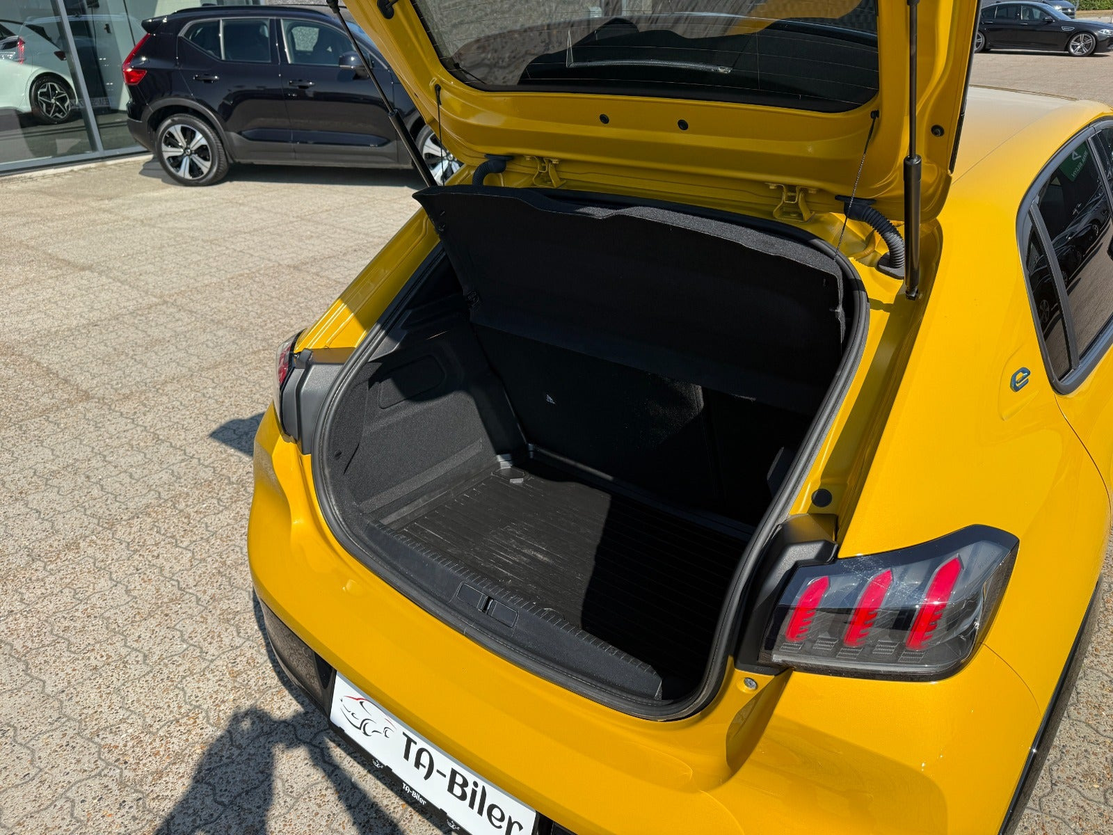 Gul Peugeot e-208 fra 2023