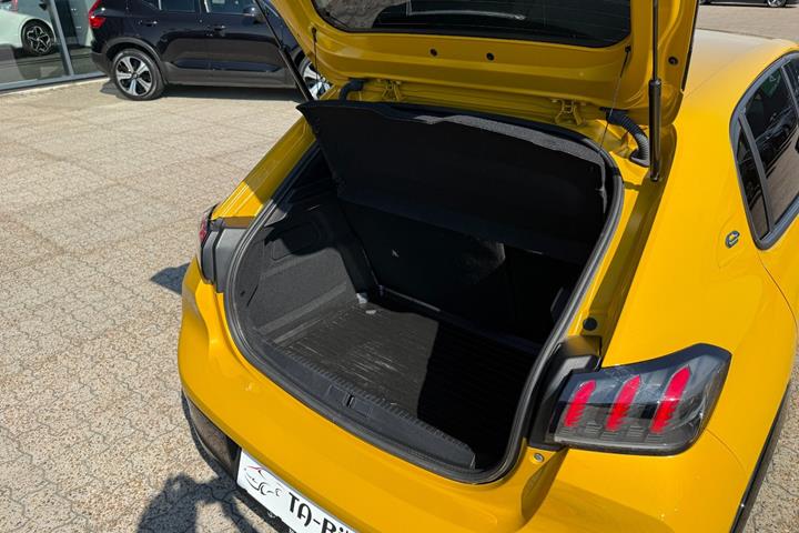 Gul Peugeot e-208 fra 2023