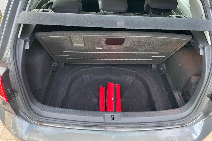 Grå VW Golf VII fra 2019