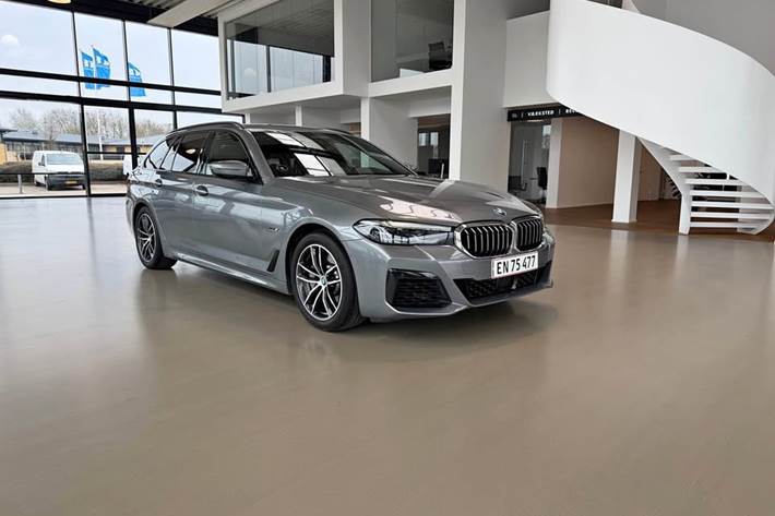 Grå BMW 530e fra 2023