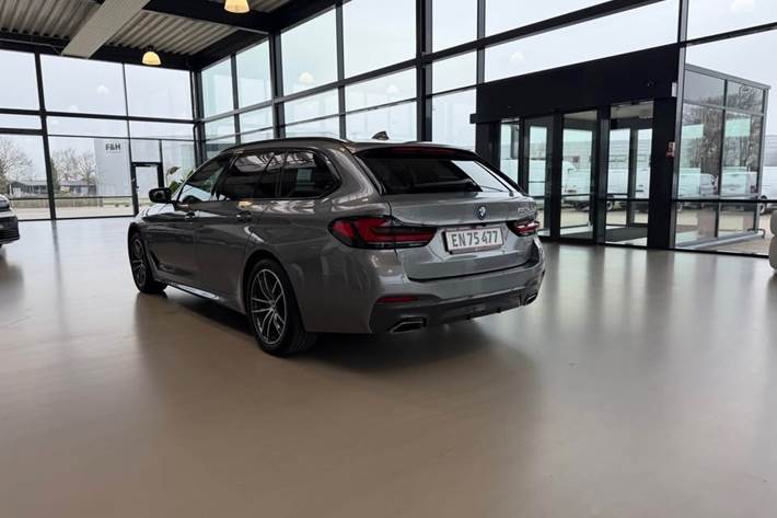 Grå BMW 530e fra 2023