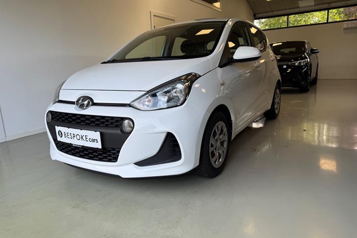 Hvid Hyundai i10 fra 2019 set udefra