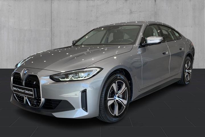 Grå BMW i4 fra 2023 set udefra