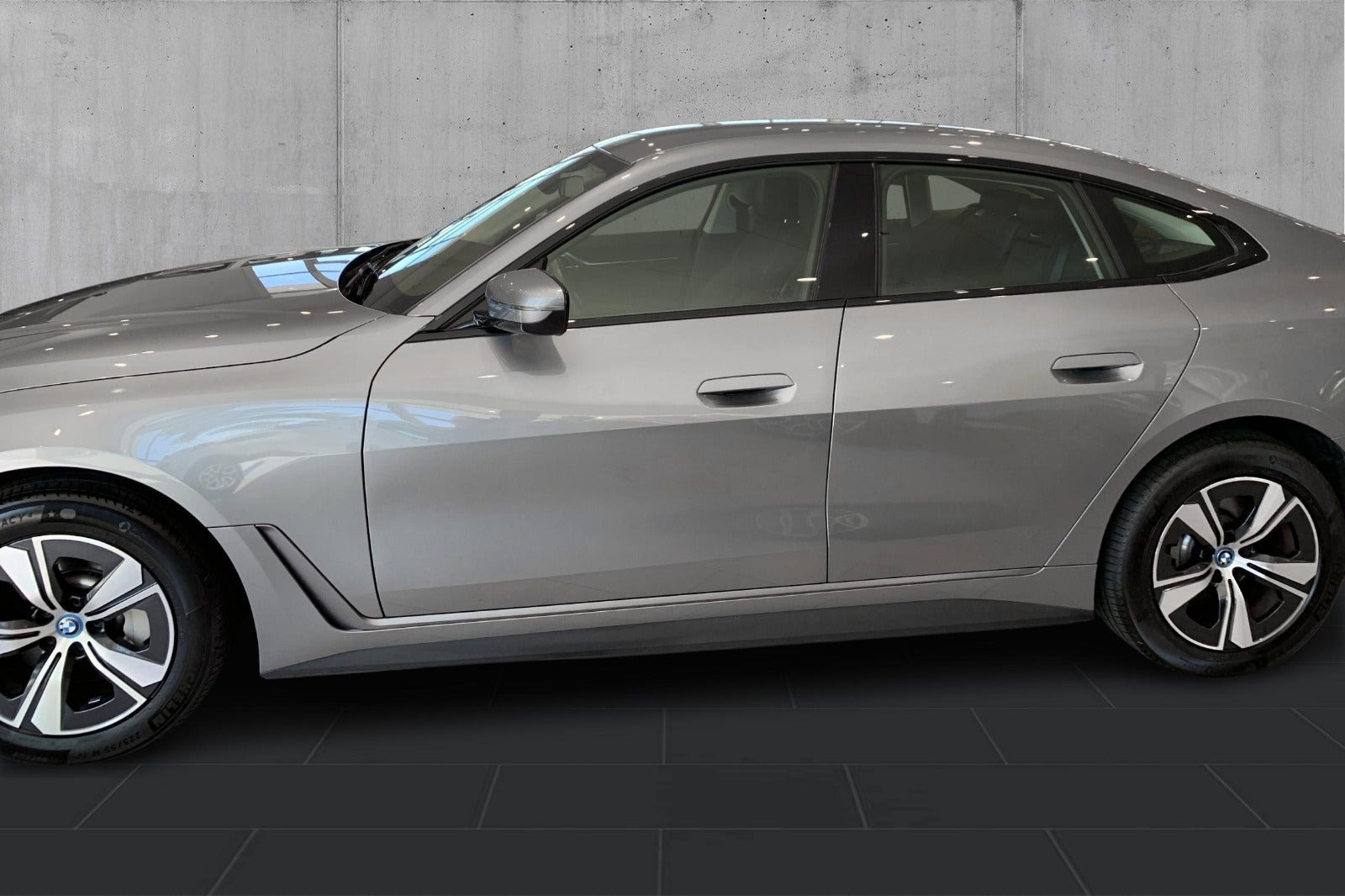 Grå BMW i4 fra 2023