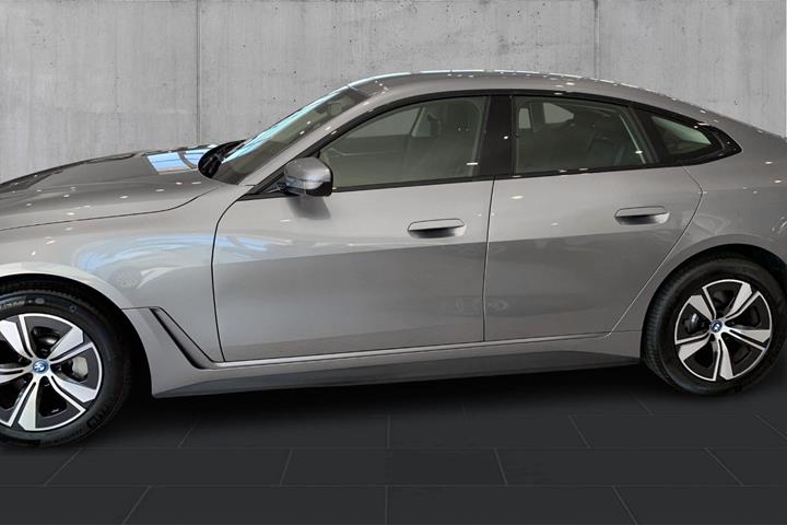 Grå BMW i4 fra 2023