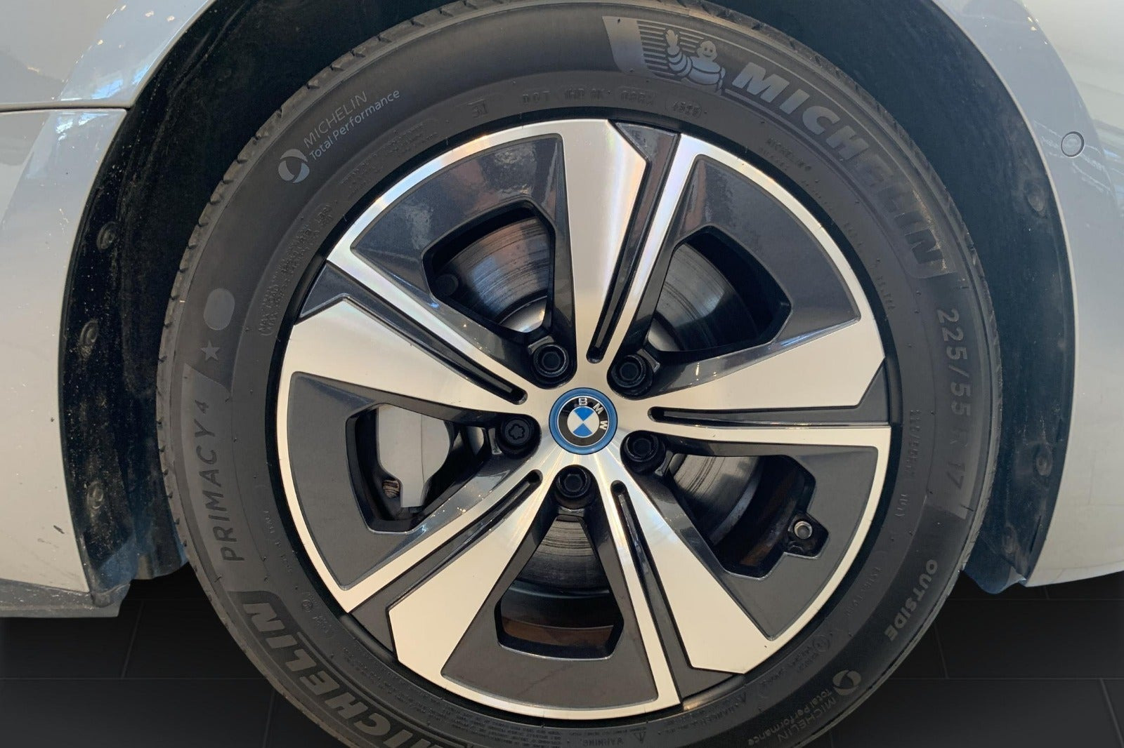 Grå BMW i4 fra 2023