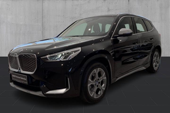 Sort BMW iX1 fra 2024 set udefra