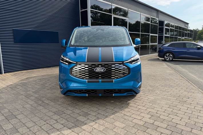 Blå Ford E-Transit Custom 320 L1 fra 2026