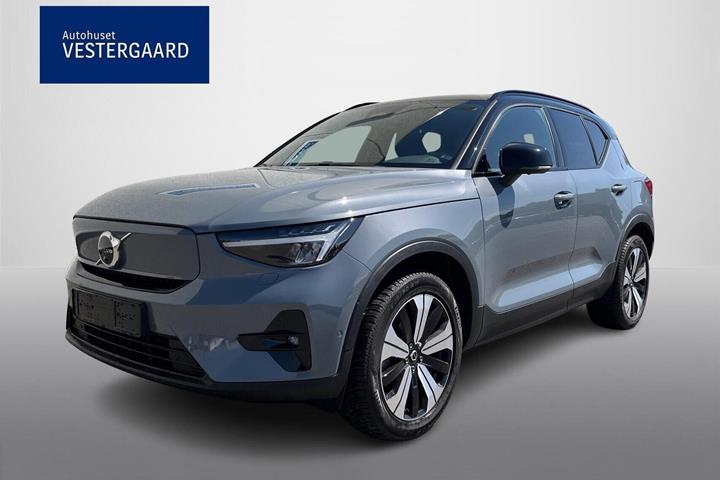 Grå Volvo XC40 fra 2023 set udefra