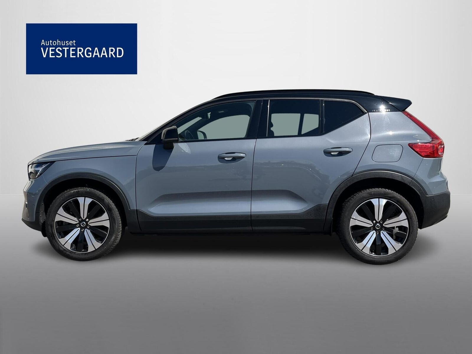 Grå Volvo XC40 fra 2023