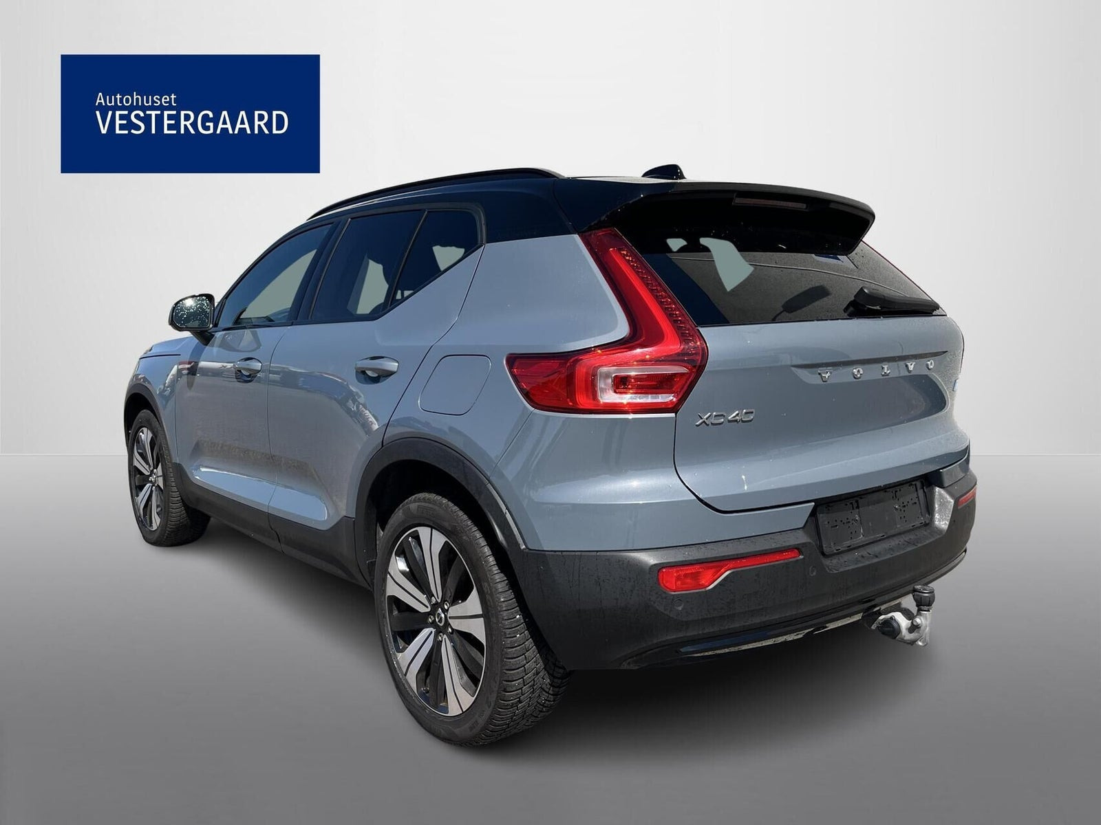 Grå Volvo XC40 fra 2023