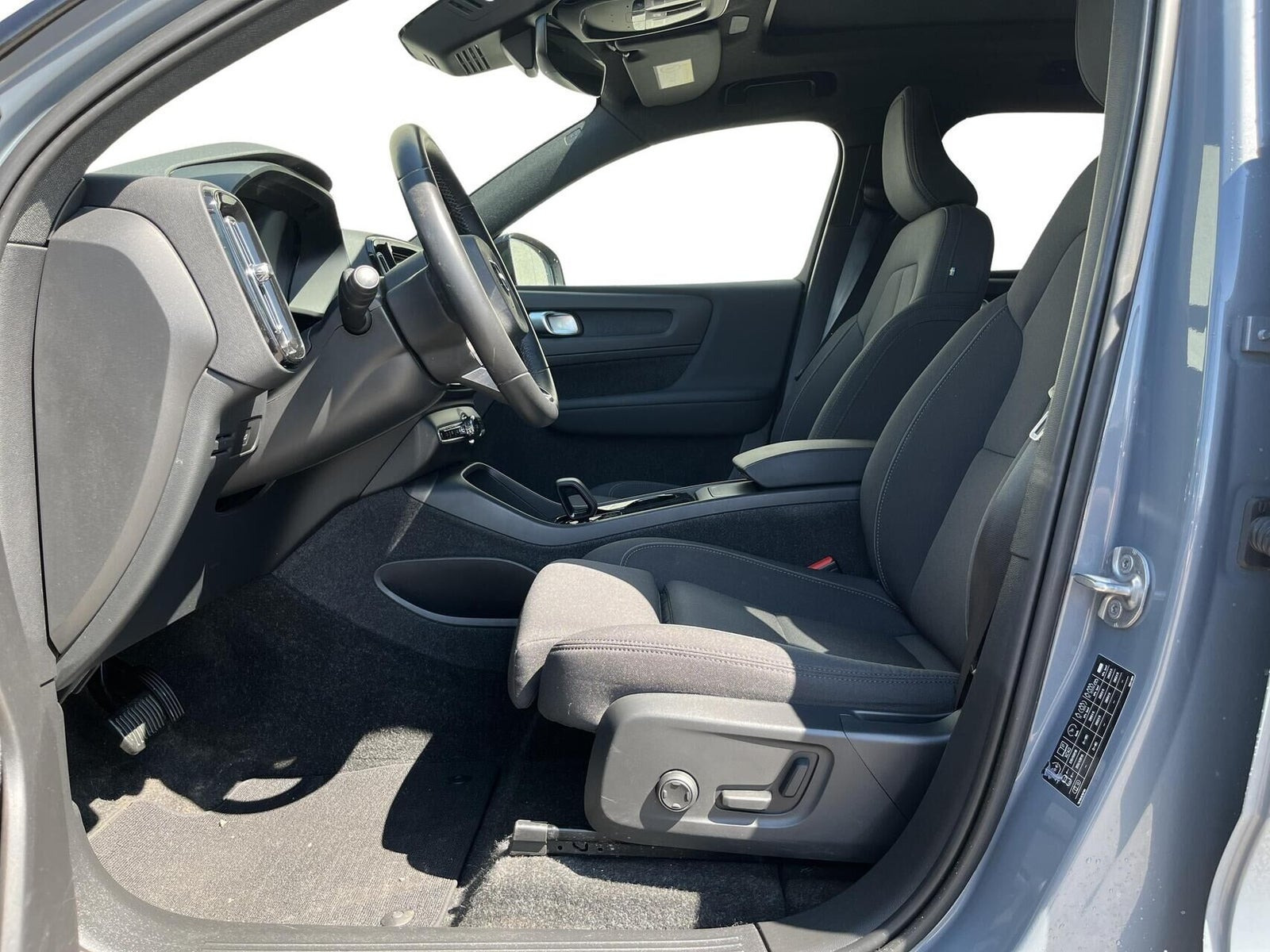 Grå Volvo XC40 fra 2023