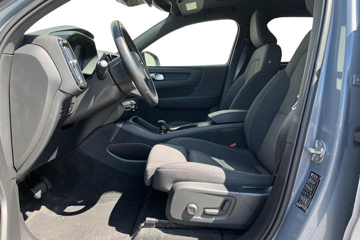 Grå Volvo XC40 fra 2023