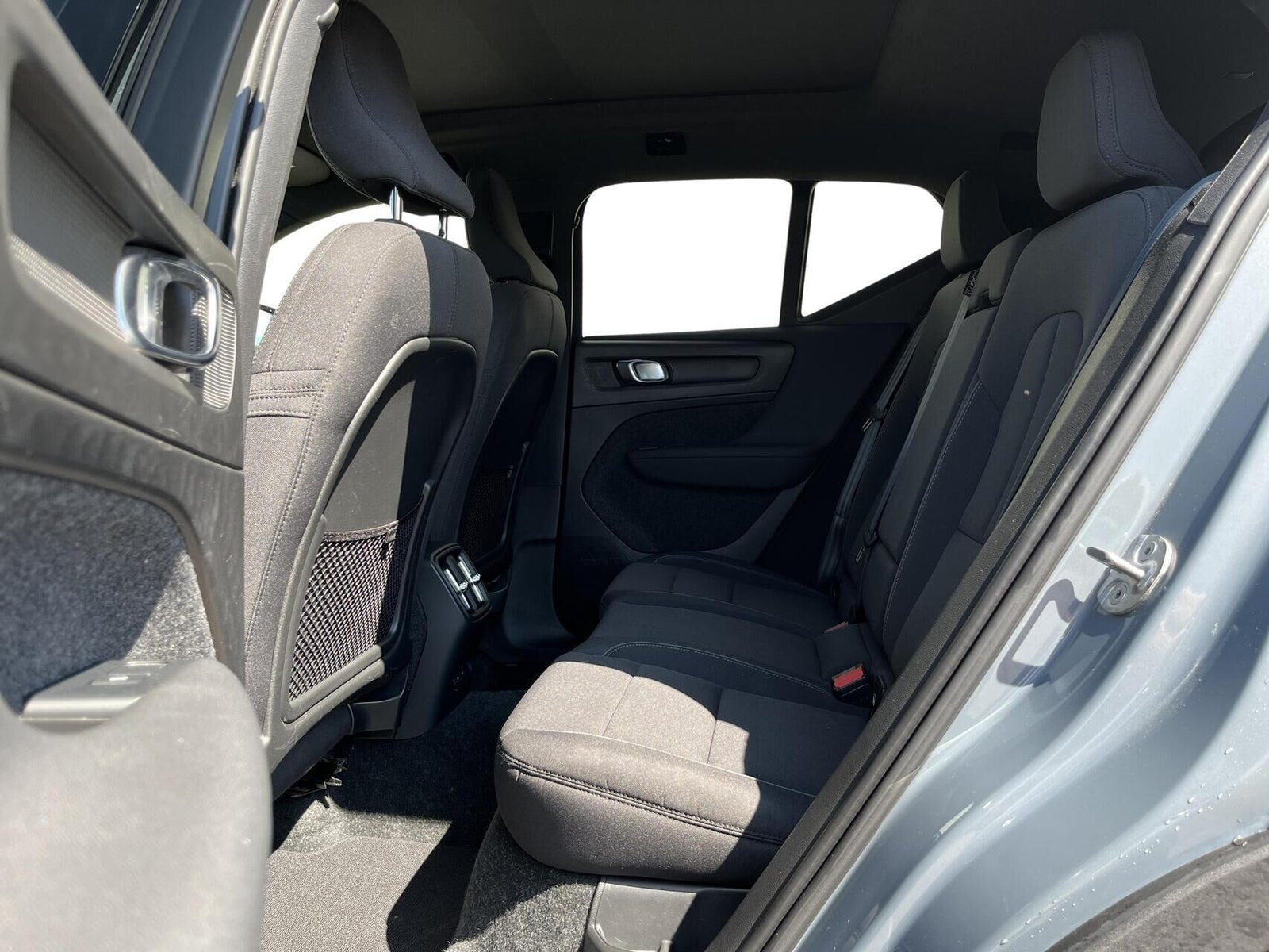 Grå Volvo XC40 fra 2023