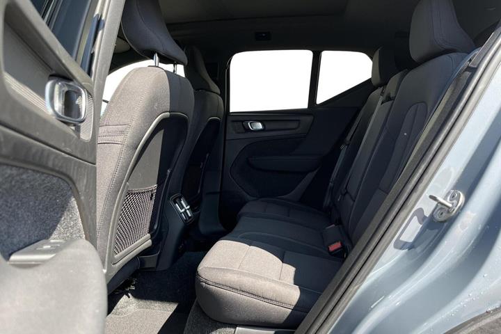 Grå Volvo XC40 fra 2023