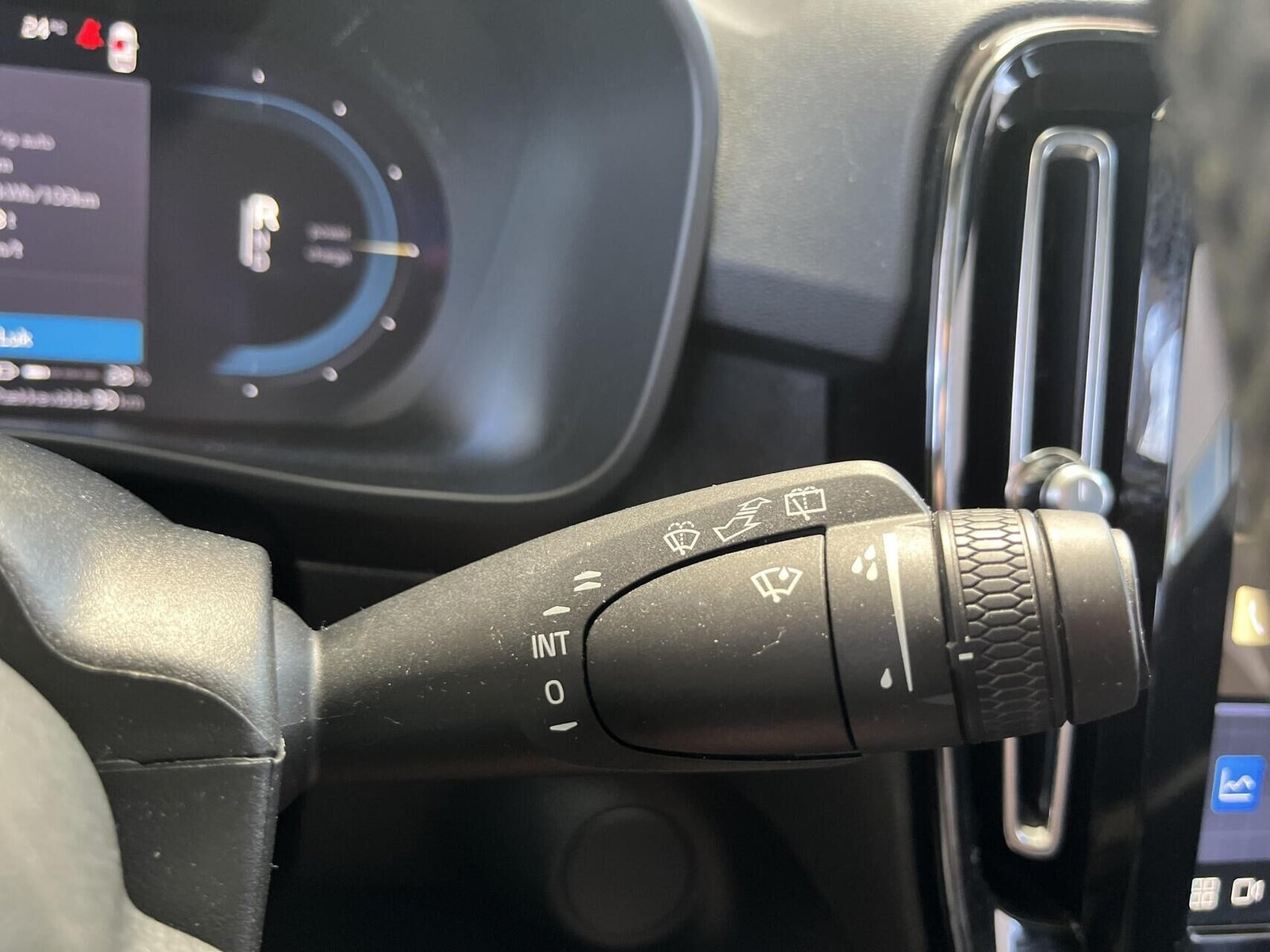 Grå Volvo XC40 fra 2023