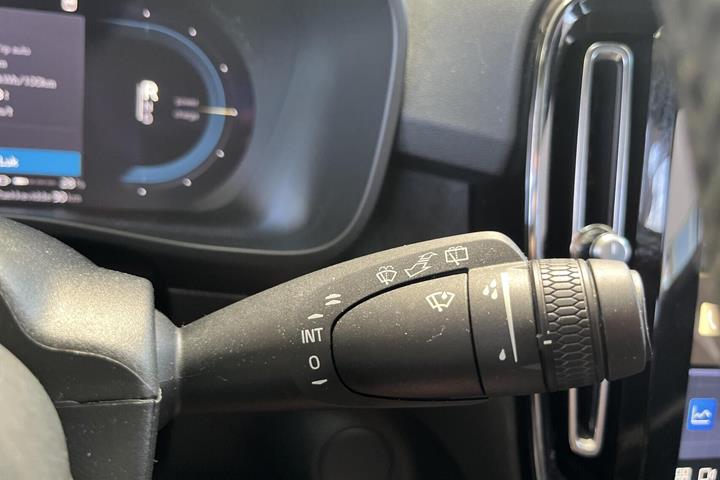 Grå Volvo XC40 fra 2023