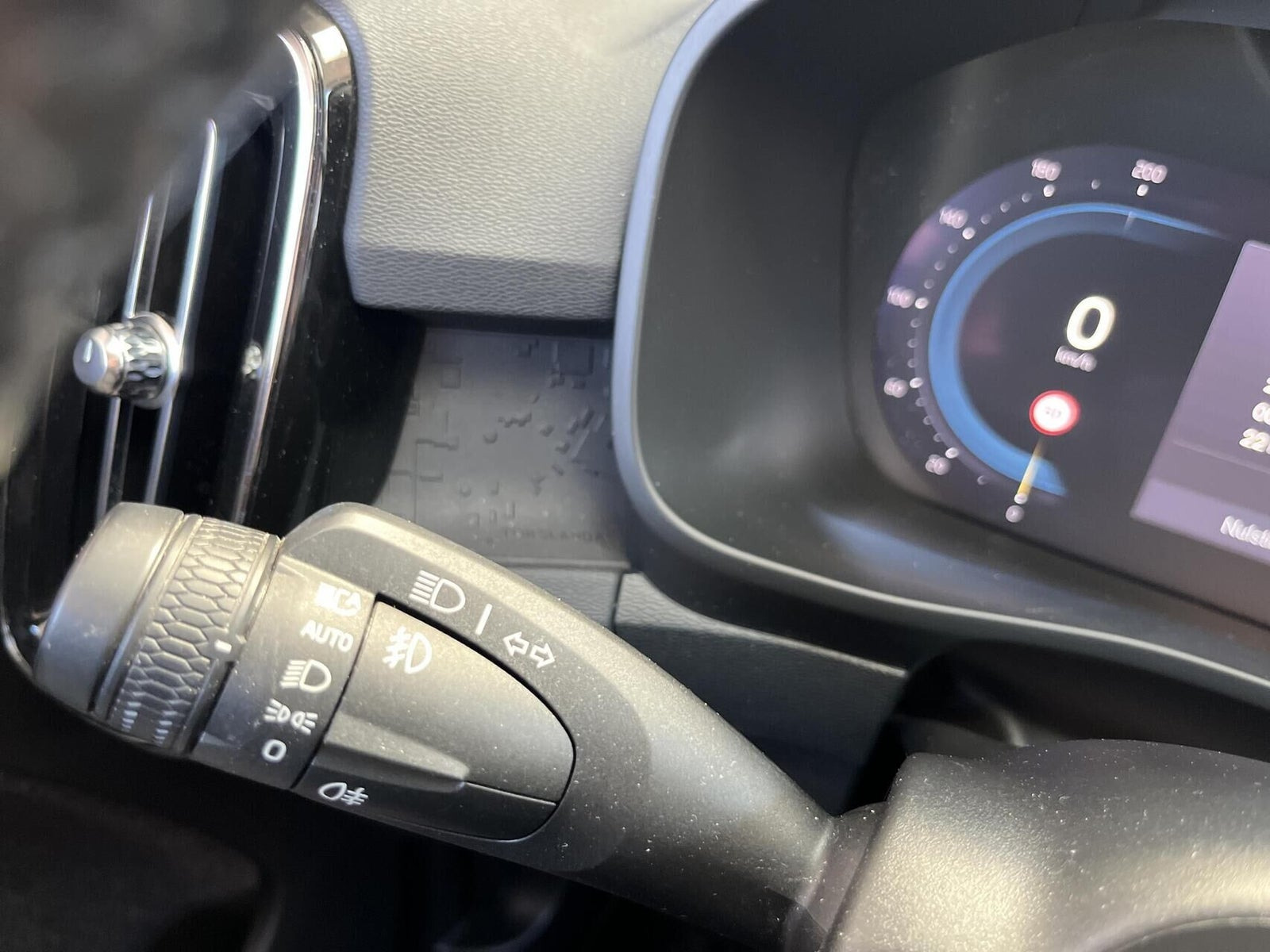 Grå Volvo XC40 fra 2023